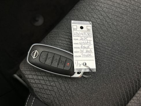 Certified 2025 Nissan Rogue SV image 30