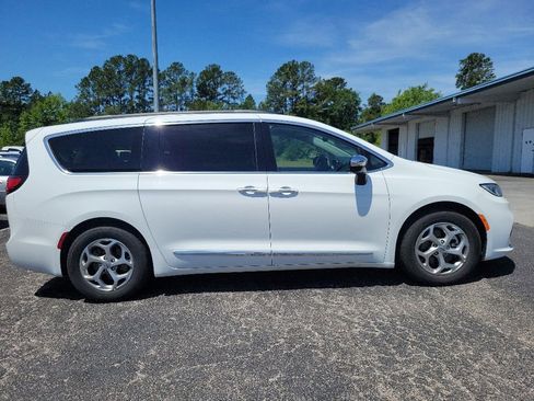 Used 2023 Chrysler Pacifica Limited FWD image 10