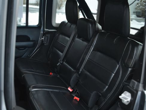 Used 2020 Jeep Wrangler Unlimited Sahara image 13