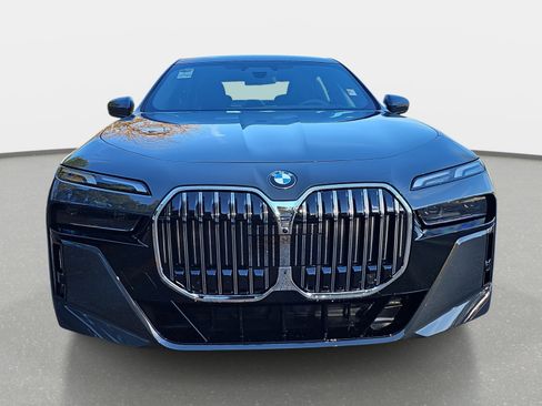 New 2026 BMW 740i image 2