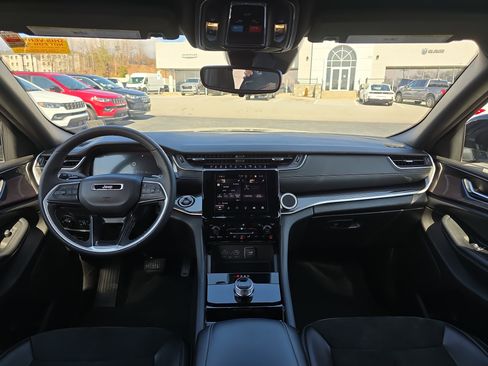 Used 2023 Jeep Grand Cherokee Altitude image 18