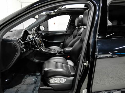 Used 2018 Porsche Macan Turbo w/ Premium Package Plus image 35