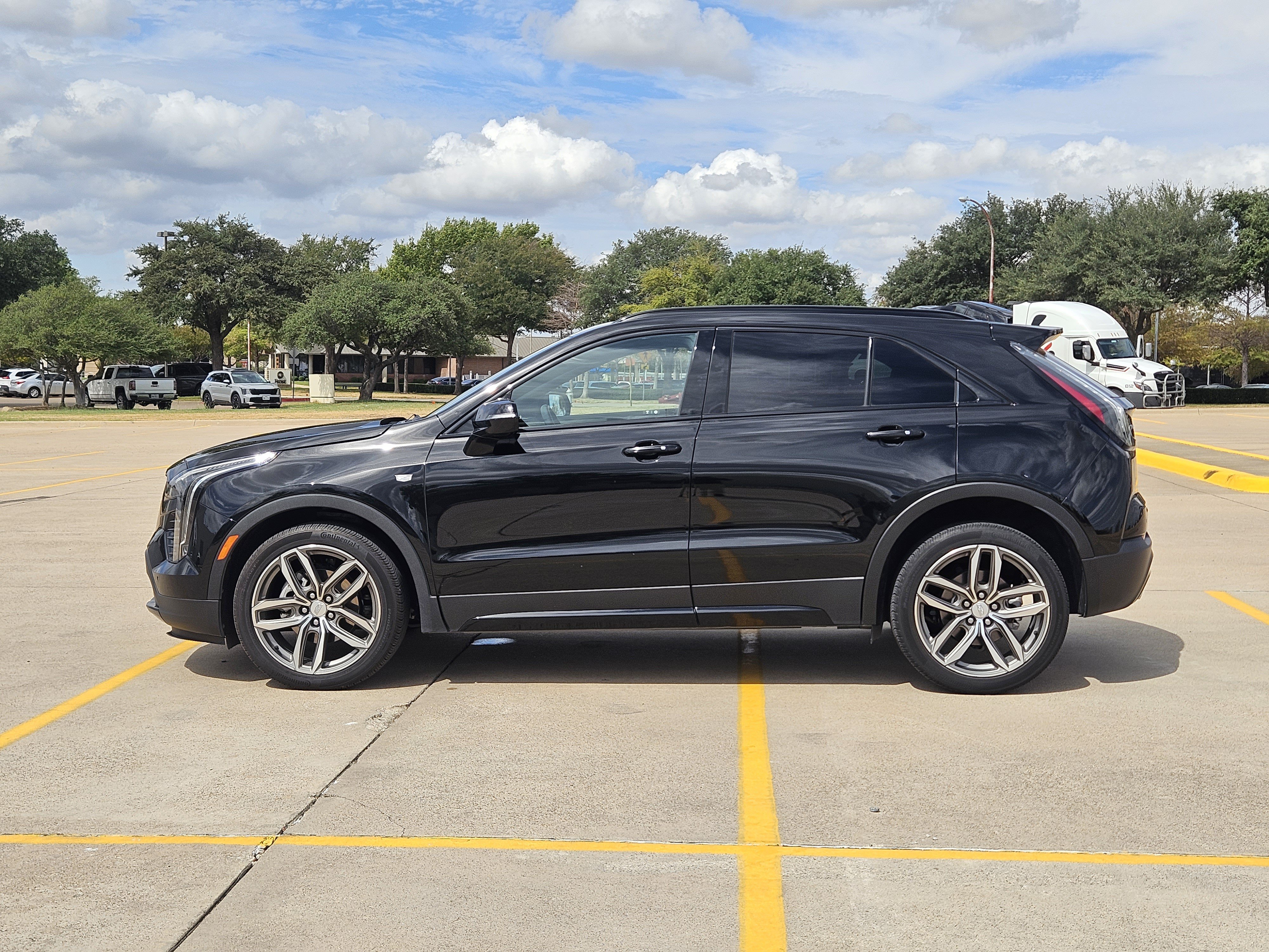 Used 2023 Cadillac XT4 Sport w/ Cold Weather Package FWD image 3