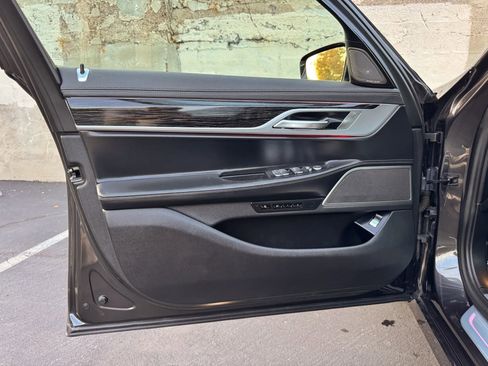 Used 2022 BMW 740i image 13