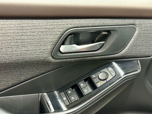 Used 2021 Nissan Rogue SV image 17