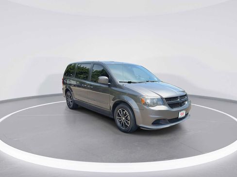 Used 2017 Dodge Grand Caravan SE FWD image 2
