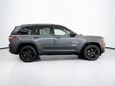 Used 2023 Jeep Grand Cherokee Altitude AWD/4WD image 10