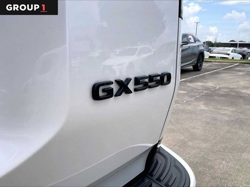 Used 2025 Lexus GX 550 w/ Accessory Package (2T) AWD/4WD image 28