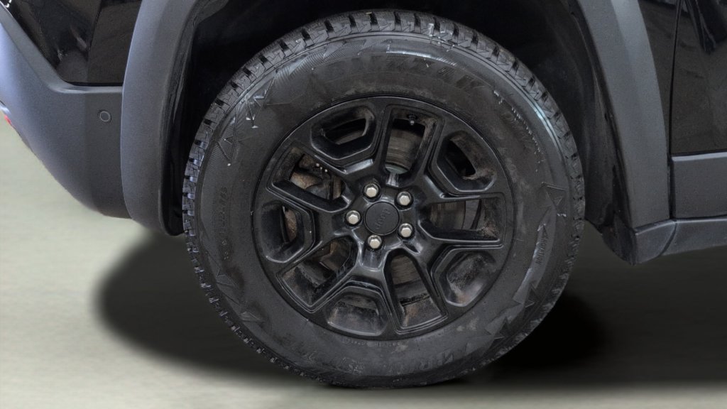 Used 2019 Jeep Cherokee Trailhawk AWD/4WD image 30