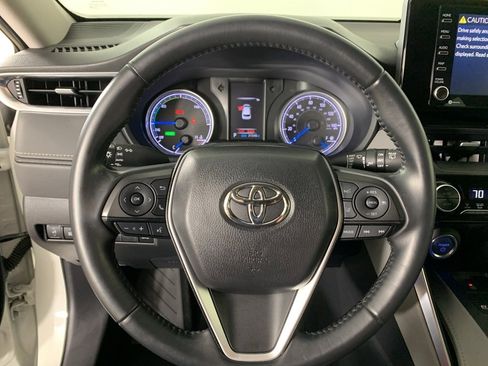 Used 2021 Toyota Venza LE image 7