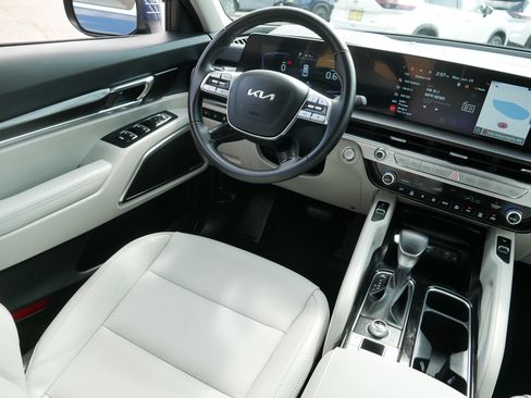 Certified 2024 Kia Telluride S w/ S Sunroof Package AWD/4WD image 8