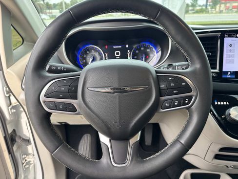 Used 2022 Chrysler Pacifica Touring-L FWD image 26