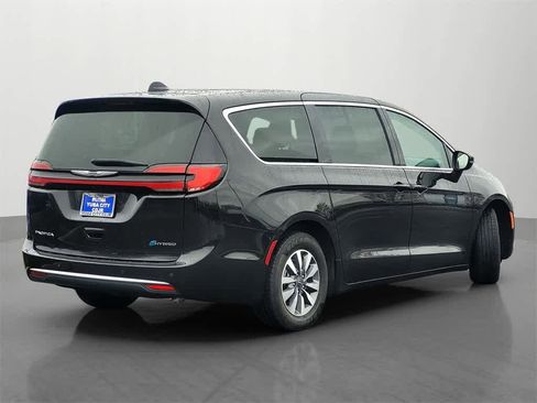 Used 2023 Chrysler Pacifica Touring-L image 6