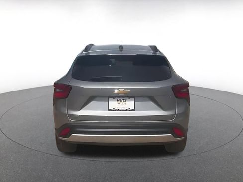 Used 2025 Chevrolet Trax LT FWD image 11