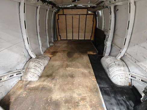 Used 2018 Chevrolet Express 3500 w/ Driver Convenience Package image 28