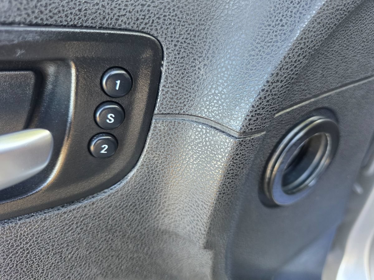 Used 2018 Chrysler 300 Limited RWD image 32