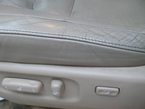 Used 2013 Toyota Land Cruiser image 32