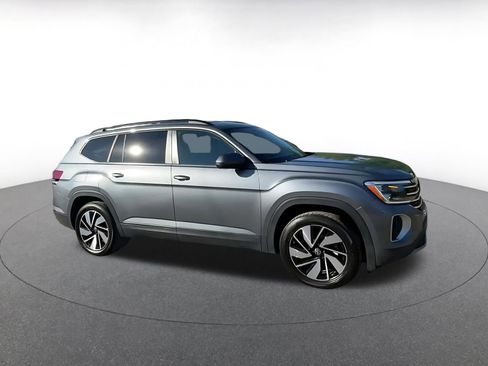 Used 2024 Volkswagen Atlas SE image 2