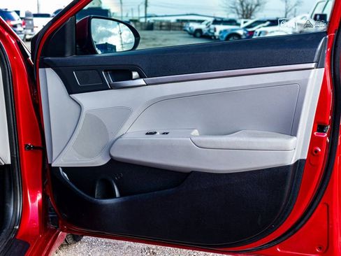 Used 2017 Hyundai Elantra SE image 15