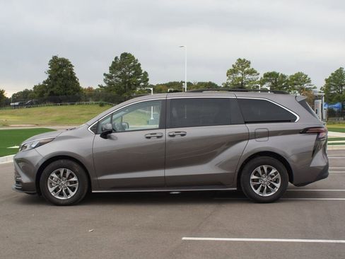 Used 2024 Toyota Sienna LE image 12