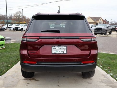 New 2025 Jeep Grand Cherokee Altitude image 28