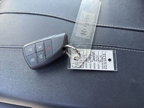 Used 2025 Chevrolet Traverse LT image 28