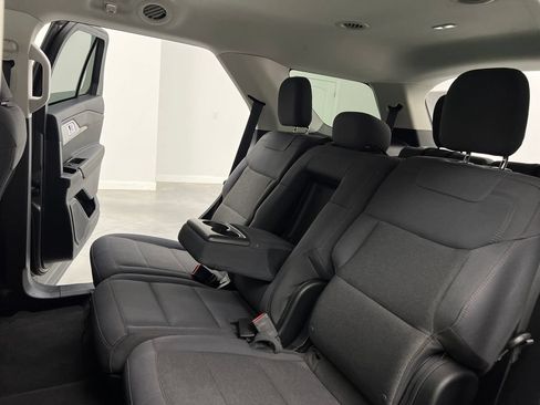 Used 2025 Ford Explorer Active AWD/4WD image 16