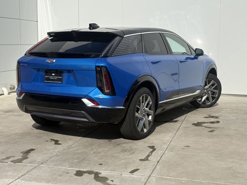 New 2025 Cadillac Optiq Luxury 1 image 7