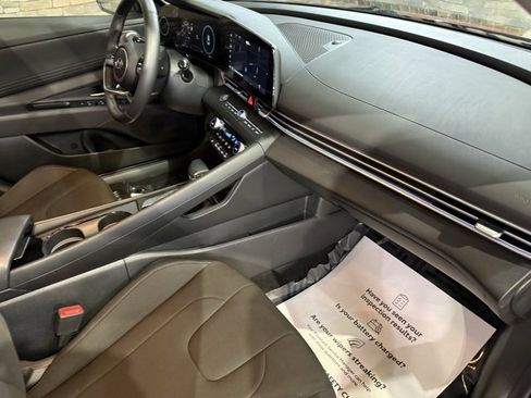 Used 2025 Hyundai Elantra SEL image 31