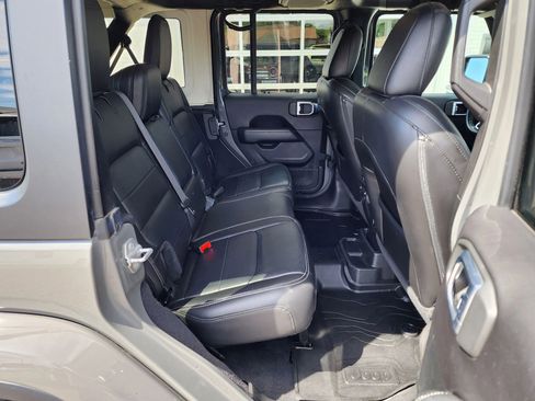 Used 2019 Jeep Wrangler Unlimited Sahara AWD/4WD image 13