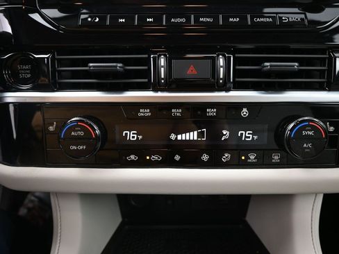 Used 2025 Nissan Pathfinder SL image 15