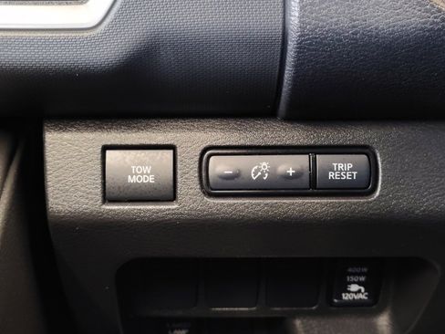 Used 2024 Nissan Frontier SV image 26