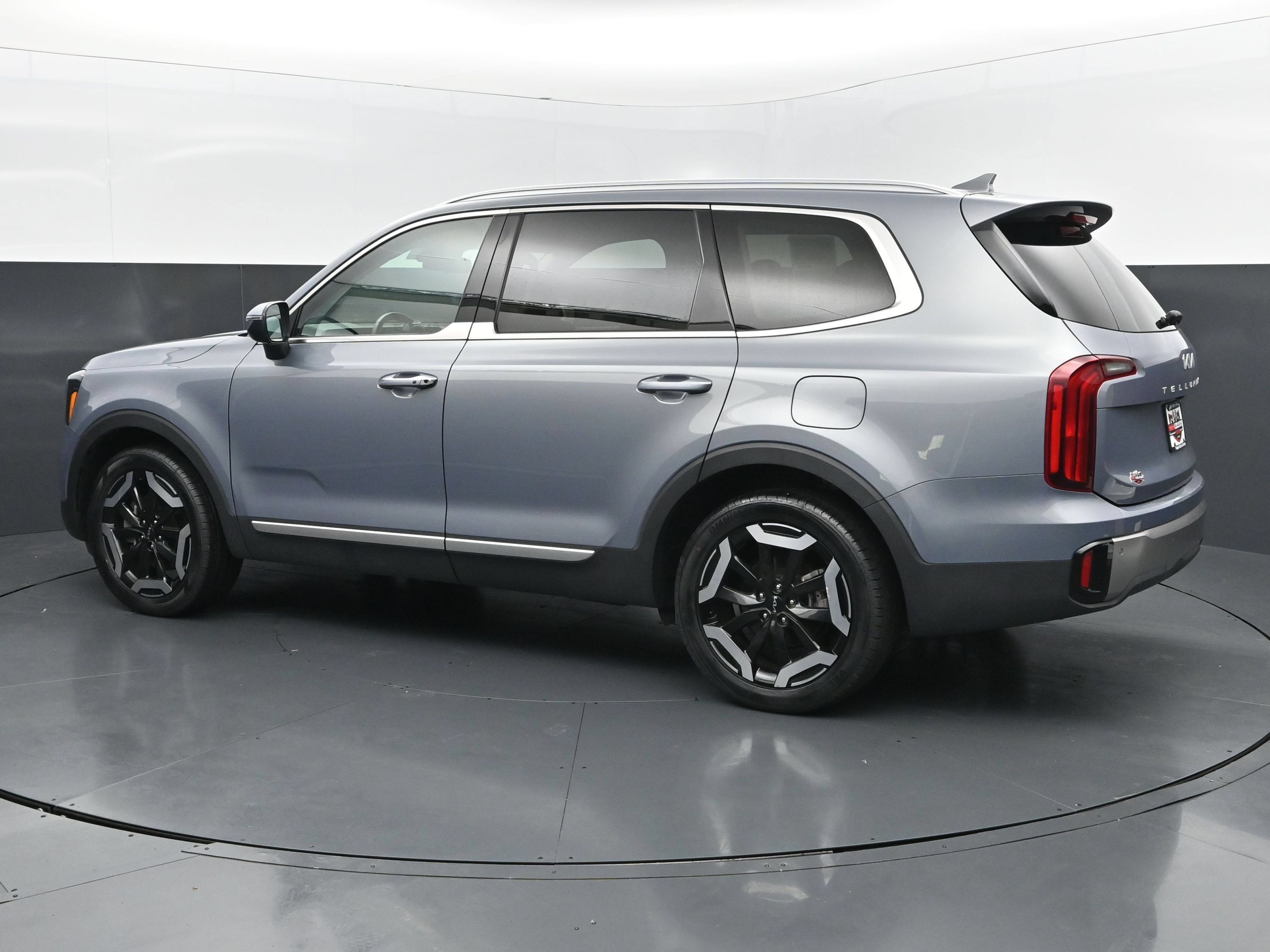 Used 2025 Kia Telluride S FWD image 3