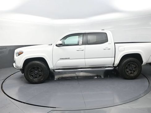 Used 2022 Toyota Tacoma SR5 AWD/4WD image 34