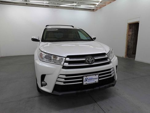 Used 2018 Toyota Highlander XLE AWD/4WD image 3
