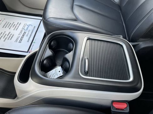 Used 2023 Chrysler Pacifica Touring-L FWD image 20
