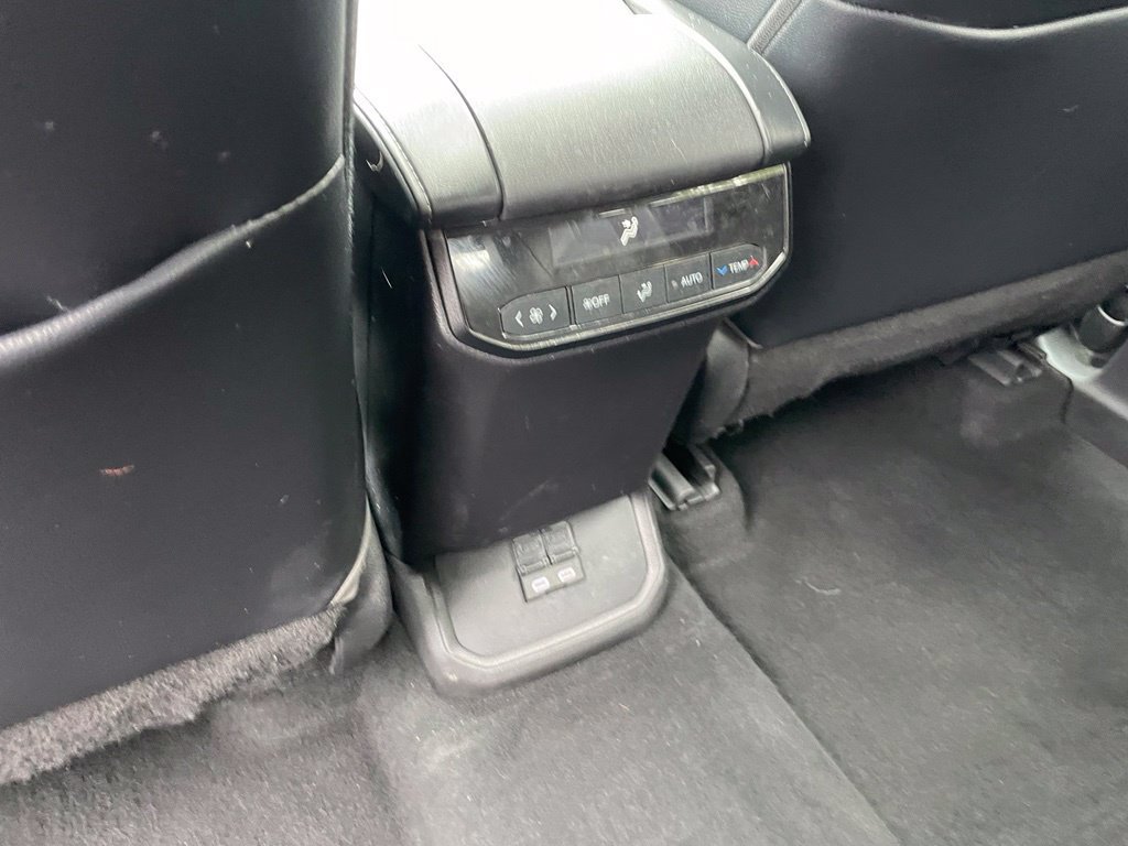 Used 2023 Toyota Highlander XLE AWD/4WD image 10