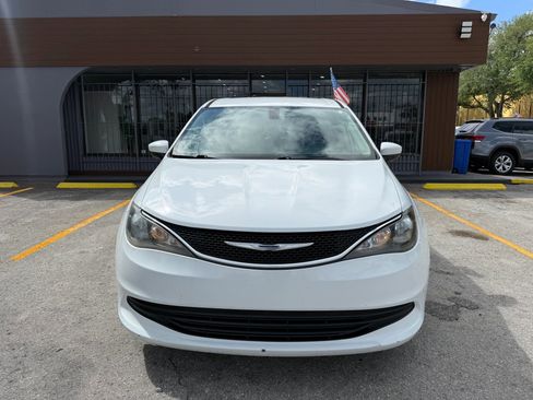 Used 2018 Chrysler Pacifica LX image 2