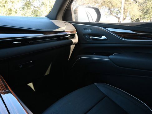 Used 2024 Cadillac Escalade Premium Luxury image 8