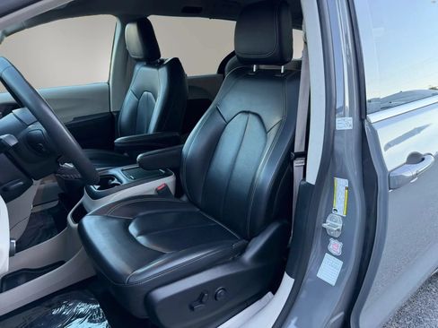 Used 2023 Chrysler Pacifica Touring-L FWD image 2