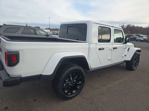 Used 2024 Jeep Gladiator Sport AWD/4WD image 6