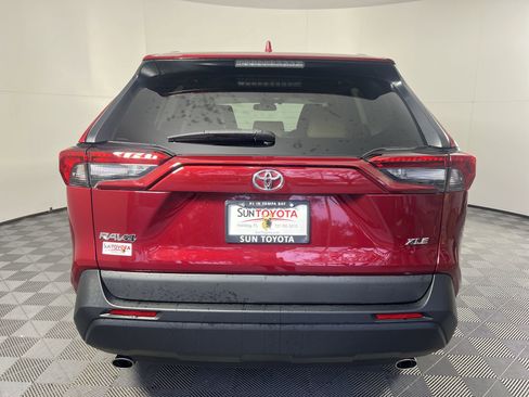 Used 2021 Toyota RAV4 XLE Premium image 5