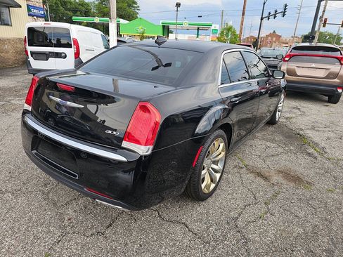 Used 2019 Chrysler 300 Touring w/ Quick Order Package 2EF RWD image 8