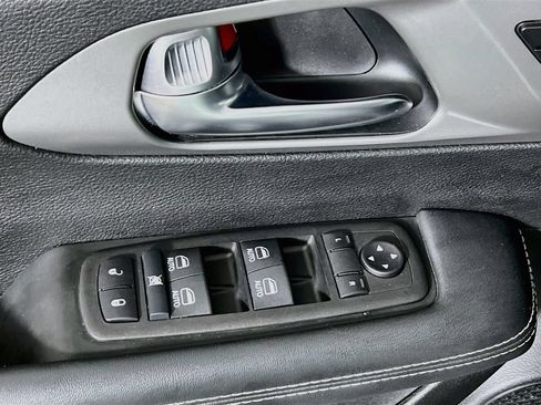 Used 2025 Chrysler Pacifica Select FWD image 16