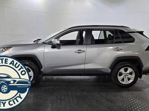 Used 2020 Toyota RAV4 XLE image 4