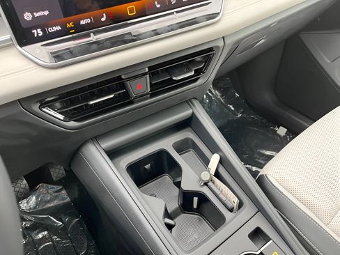 Used 2025 Volkswagen Tiguan SE image 18