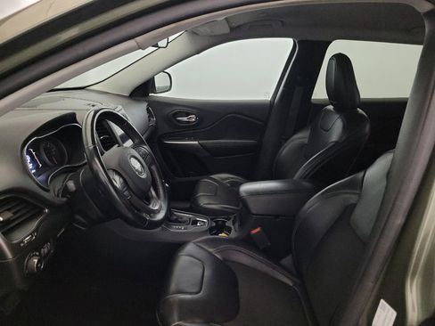 Used 2019 Jeep Cherokee Latitude Plus AWD/4WD image 17