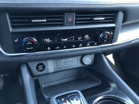 Used 2025 Nissan Rogue SV w/ SV Premium Package image 22