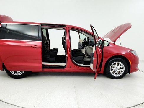 Used 2024 Chrysler Voyager LX image 11
