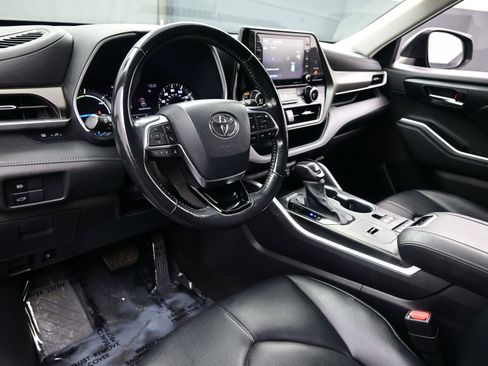 Used 2020 Toyota Highlander XLE image 13
